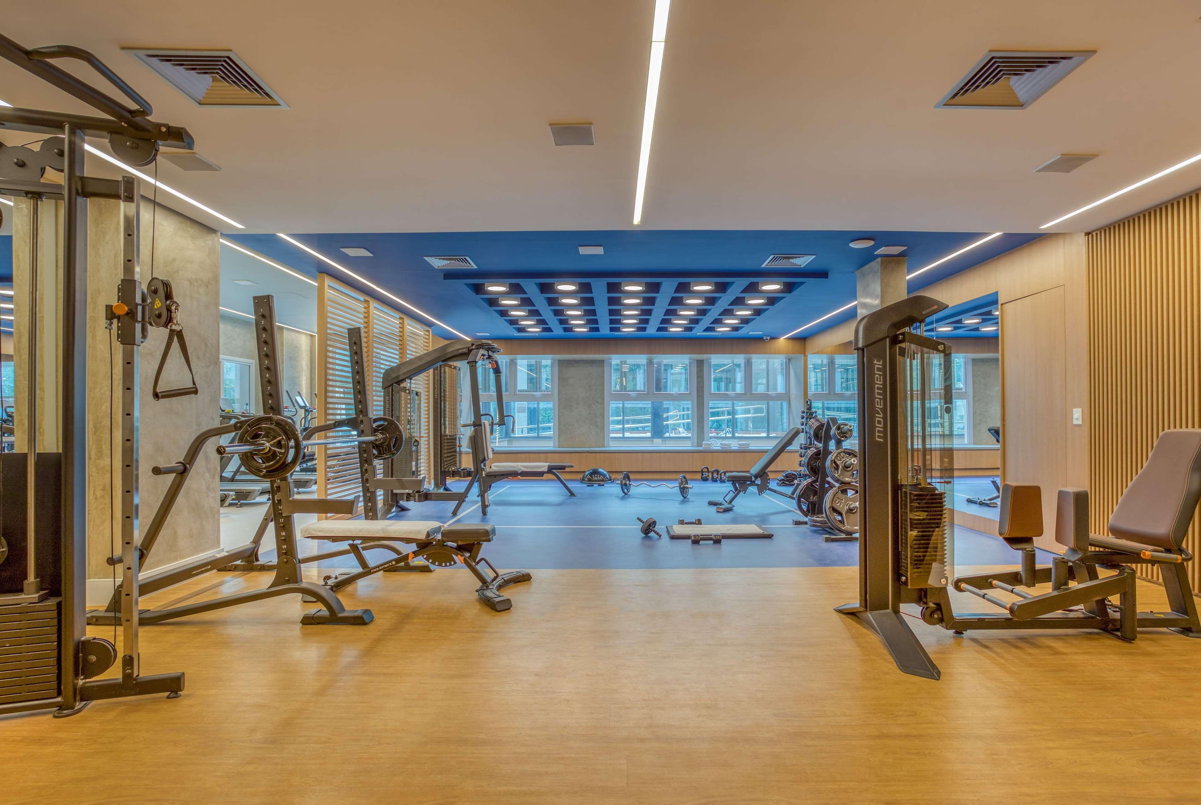 Wyndham Gramado Termas Resort & Spa Exterior foto The photo depicts a modern gym or fitness center. It features a spacious, well-lit area with a variety of exercise equipment. There are weightlifting machines, free weights, and benches set up for strength training. The flooring is a light wood, cont