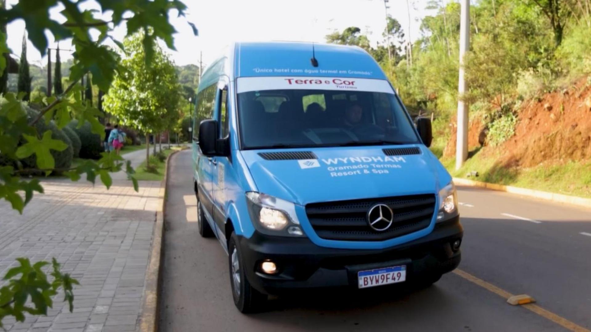 Wyndham Gramado Termas Resort & Spa Exterior foto The photo shows a blue van, specifically a Mercedes-Benz, parked on a street. The van appears to belong to a service called "Terra y Color," which is indicated on a sign on the front of the vehicle. The surroundings include trees and greenery, sugges